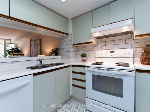 214-1200 Don Mills Rd, Toronto, ON - Indoor Photo Showing Kitchen With Double Sink