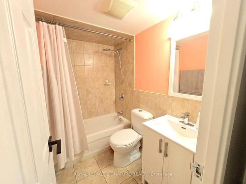 212-1055 A Forestwood Dr, Mississauga, ON - Indoor Photo Showing Bathroom