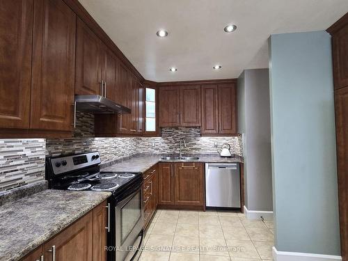 212-1055 A Forestwood Dr, Mississauga, ON - Indoor Photo Showing Kitchen With Double Sink