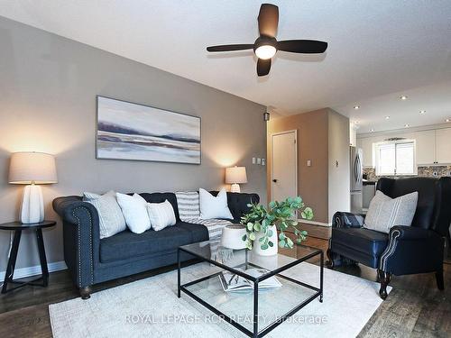 5 Odin Cres, Aurora, ON - Indoor Photo Showing Living Room