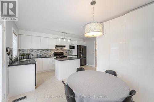 239 Littlewood Dr, Oakville, ON - Indoor Photo Showing Kitchen With Upgraded Kitchen