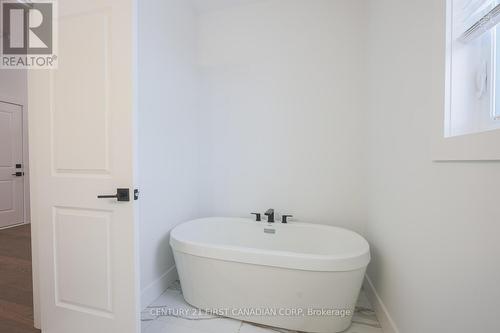 51 - 22701 Adelaide Road, Strathroy-Caradoc, ON - Indoor Photo Showing Bathroom