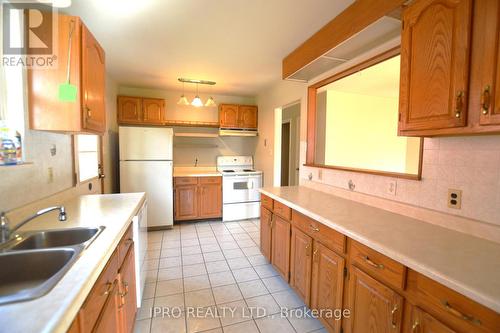 162 Mooregate Cres, Kitchener, ON - Indoor Photo Showing Kitchen With Double Sink