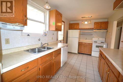 162 Mooregate Cres, Kitchener, ON - Indoor Photo Showing Kitchen With Double Sink