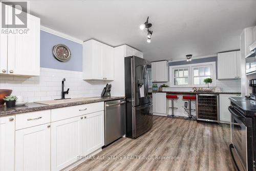 20444 Leslie St, East Gwillimbury, ON - Indoor Photo Showing Kitchen With Upgraded Kitchen