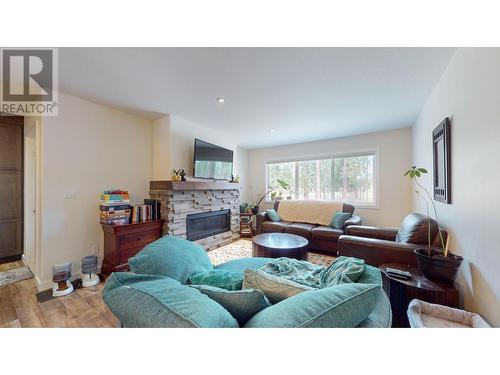 156 Shadow Mountain Boulevard, Cranbrook, BC - Indoor Photo Showing Living Room With Fireplace