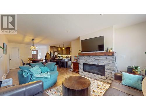 156 Shadow Mountain Boulevard, Cranbrook, BC - Indoor Photo Showing Living Room With Fireplace