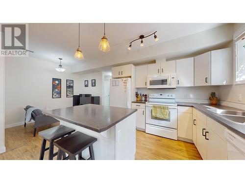 156 Shadow Mountain Boulevard, Cranbrook, BC - Indoor Photo Showing Kitchen With Double Sink