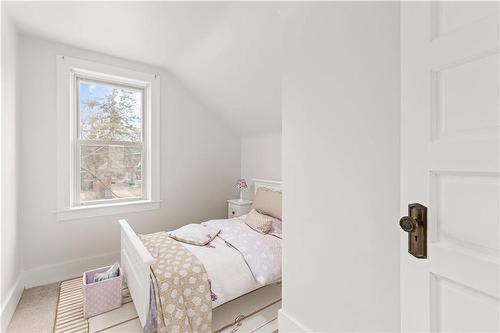 216 Rosser Avenue, Selkirk, MB - Indoor Photo Showing Bedroom