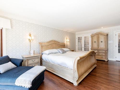Chambre Ã  coucher principale - 40 Chemin De L'Ile, L'Île-Cadieux, QC - Indoor Photo Showing Bedroom With Fireplace