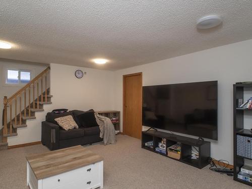 233 Carl Avenue, Thunder Bay, ON - Indoor Photo Showing Living Room