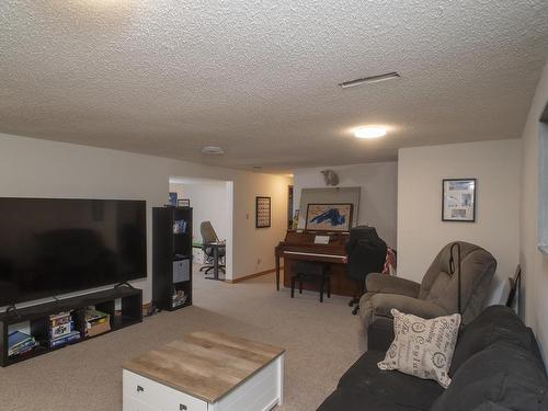 233 Carl Avenue, Thunder Bay, ON - Indoor Photo Showing Living Room