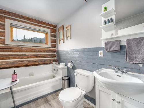 9000 Jesmond Road, Clinton, BC - Indoor Photo Showing Bathroom