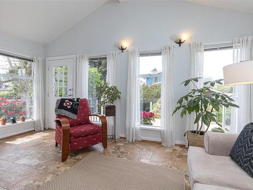 344 Stannard Ave, Victoria, BC - Indoor Photo Showing Living Room