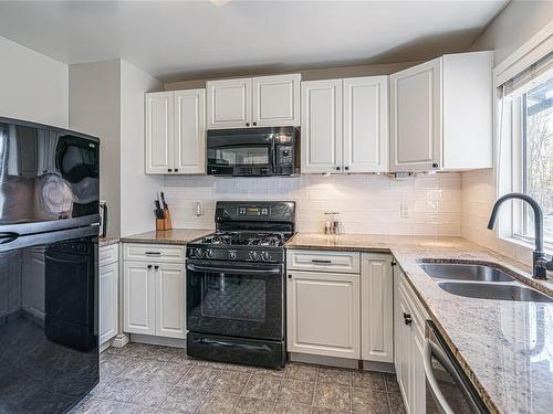 767 Oakley St, Nanaimo, BC - Indoor Photo Showing Kitchen With Double Sink
