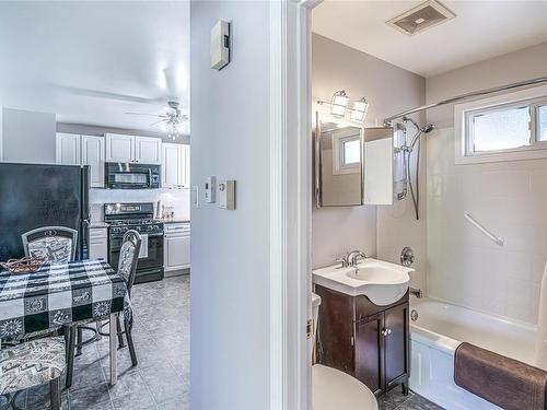 767 Oakley St, Nanaimo, BC - Indoor Photo Showing Bathroom