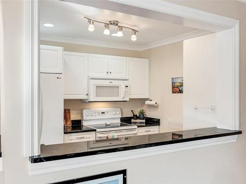 302-9900 Fifth St, Sidney, BC - Indoor Photo Showing Kitchen