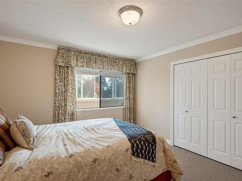 302-9900 Fifth St, Sidney, BC - Indoor Photo Showing Bedroom