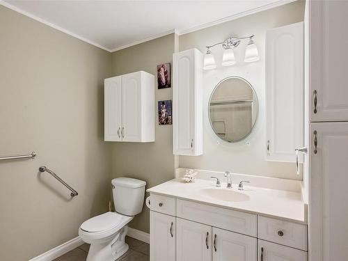 302-9900 Fifth St, Sidney, BC - Indoor Photo Showing Bathroom