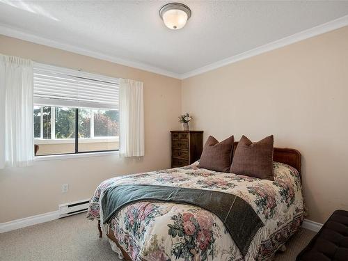 302-9900 Fifth St, Sidney, BC - Indoor Photo Showing Bedroom