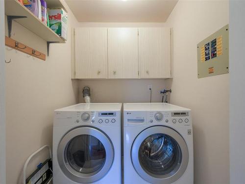 302-9900 Fifth St, Sidney, BC - Indoor Photo Showing Laundry Room