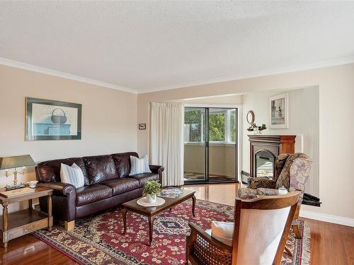 302-9900 Fifth St, Sidney, BC - Indoor Photo Showing Living Room