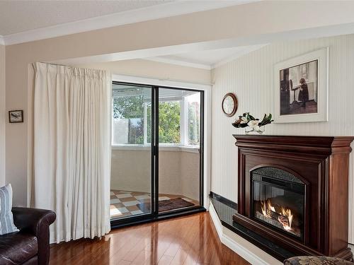 302-9900 Fifth St, Sidney, BC - Indoor Photo Showing Living Room With Fireplace