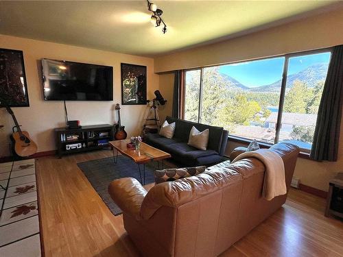 1280 Rupert Rd, Ucluelet, BC - Indoor Photo Showing Living Room