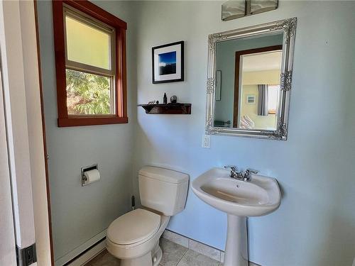 1280 Rupert Rd, Ucluelet, BC - Indoor Photo Showing Bathroom