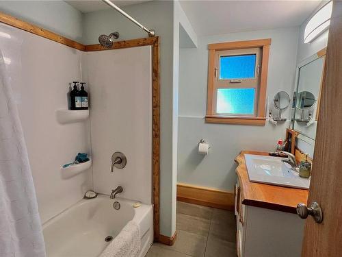1280 Rupert Rd, Ucluelet, BC - Indoor Photo Showing Bathroom