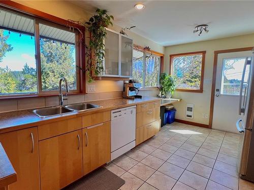 1280 Rupert Rd, Ucluelet, BC - Indoor Photo Showing Kitchen With Double Sink