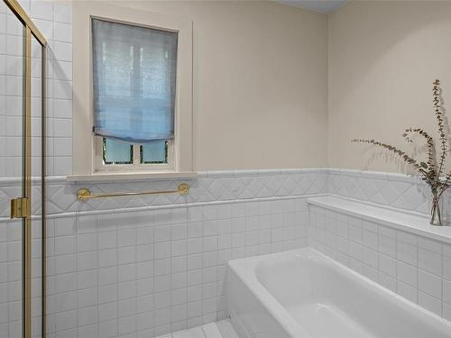 9263 Invermuir Rd, Sooke, BC - Indoor Photo Showing Bathroom