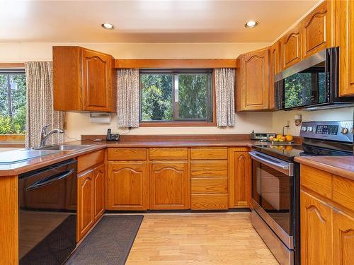 4455 Pollock Rd, Duncan, BC - Indoor Photo Showing Kitchen With Double Sink