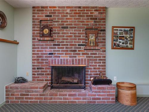 4455 Pollock Rd, Duncan, BC - Indoor Photo Showing Living Room With Fireplace