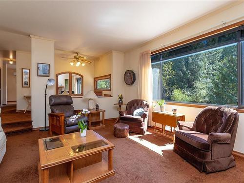 4455 Pollock Rd, Duncan, BC - Indoor Photo Showing Living Room