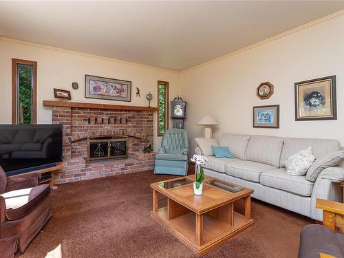 4455 Pollock Rd, Duncan, BC - Indoor Photo Showing Living Room With Fireplace