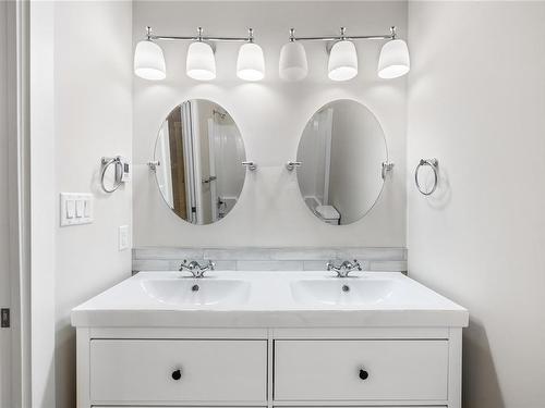 1600 Farrah'S Way, Qualicum Beach, BC - Indoor Photo Showing Bathroom