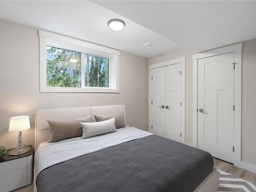 1600 Farrah'S Way, Qualicum Beach, BC - Indoor Photo Showing Bedroom