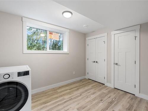 1600 Farrah'S Way, Qualicum Beach, BC - Indoor Photo Showing Laundry Room