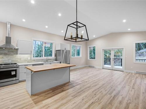1600 Farrah'S Way, Qualicum Beach, BC - Indoor Photo Showing Kitchen With Upgraded Kitchen
