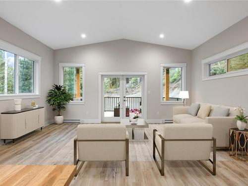 1600 Farrah'S Way, Qualicum Beach, BC - Indoor Photo Showing Living Room