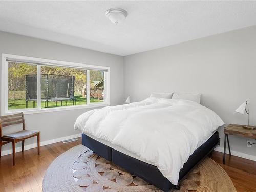 3935 Cowichan Lake Rd, Duncan, BC - Indoor Photo Showing Bedroom