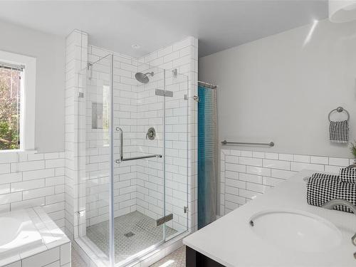 3935 Cowichan Lake Rd, Duncan, BC - Indoor Photo Showing Bathroom