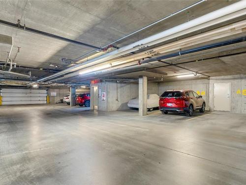 114-600 Sarsons Road, Kelowna, BC - Indoor Photo Showing Garage