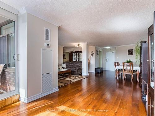 2504-3100 Kirwin Ave, Mississauga, ON - Indoor Photo Showing Living Room
