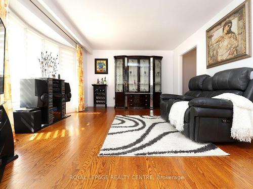 32 Coniston Ave, Brampton, ON - Indoor Photo Showing Living Room