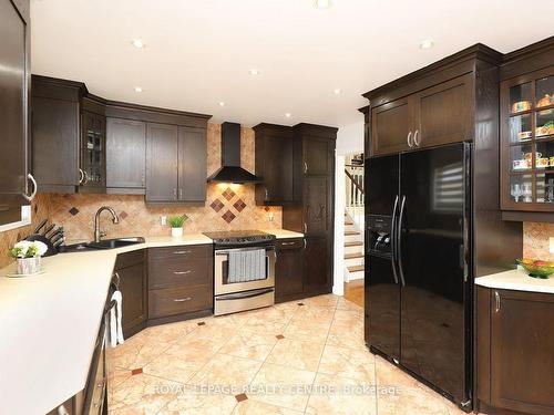 32 Coniston Ave, Brampton, ON - Indoor Photo Showing Kitchen With Upgraded Kitchen