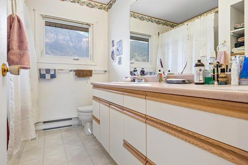 5030 Canyon-Lister Road, Creston, BC - Indoor Photo Showing Bathroom