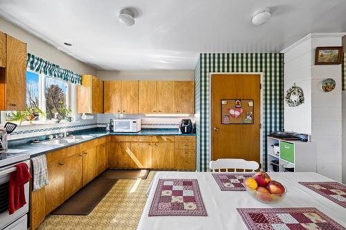 2813 Highway 3, Creston, BC - Indoor Photo Showing Kitchen With Double Sink