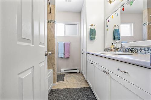 2813 Highway 3, Creston, BC - Indoor Photo Showing Bathroom